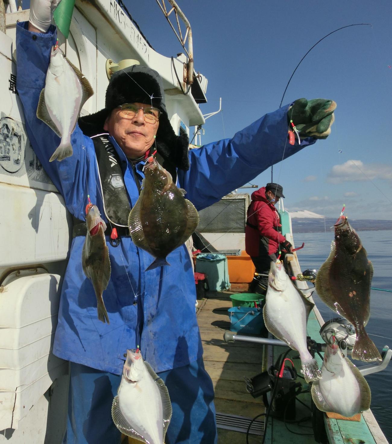 竹浦沖の船上でソウハチを複数同時に釣り上げた美瑛町の大西能正さん