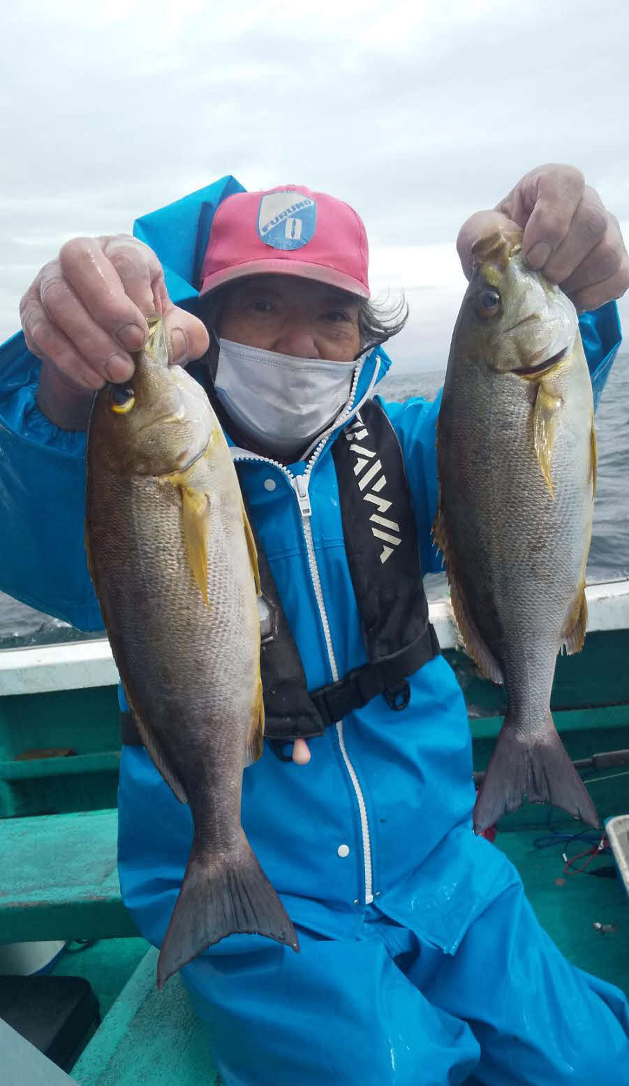 39センチと37センチの良型イサギを披露する山本さん