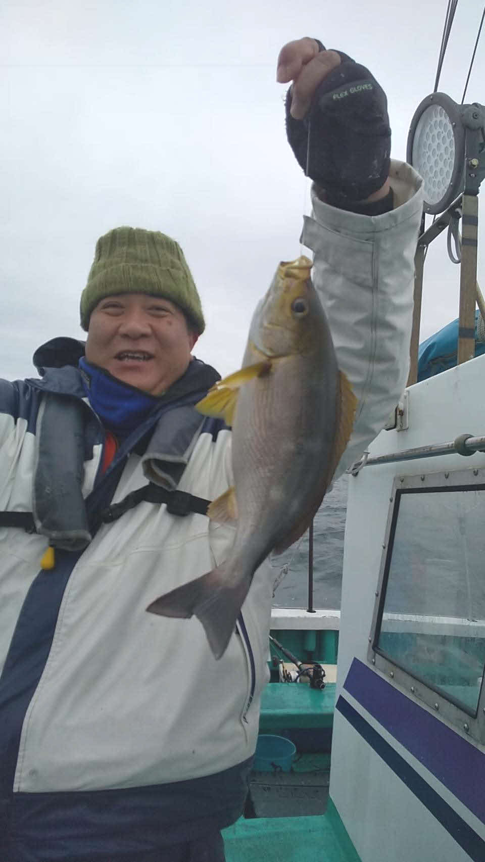 斉藤さんも39センチを釣り上げてにんまり