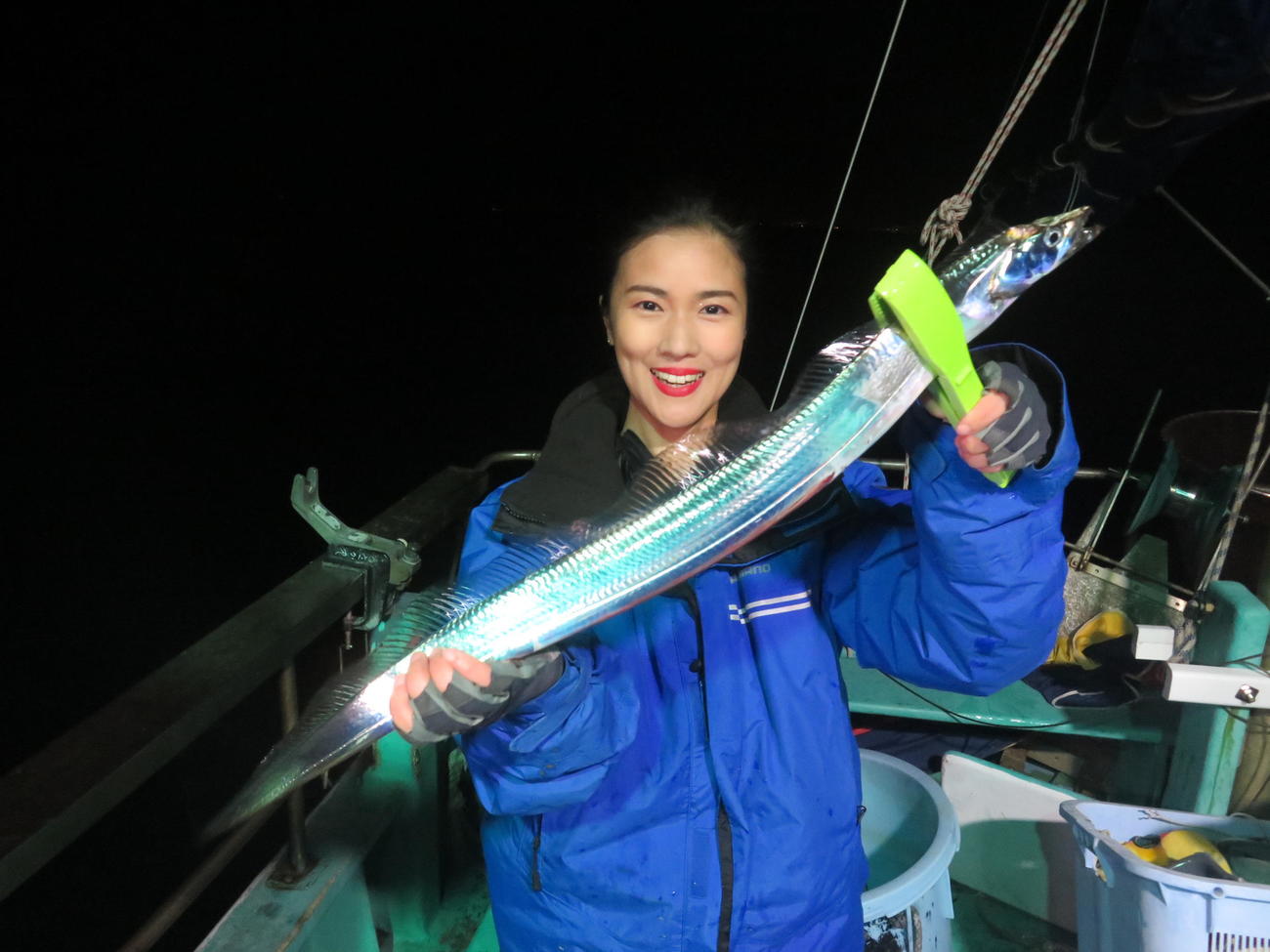 初夜釣り＆ジギングで見事タチウオを釣り上げた出光仁美