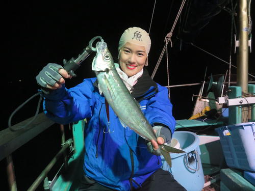 出光仁美が人生初の夜釣り ジギングに挑戦 前回ボウズも 今回は魚に再会できました 釣り写真ニュース 日刊スポーツ
