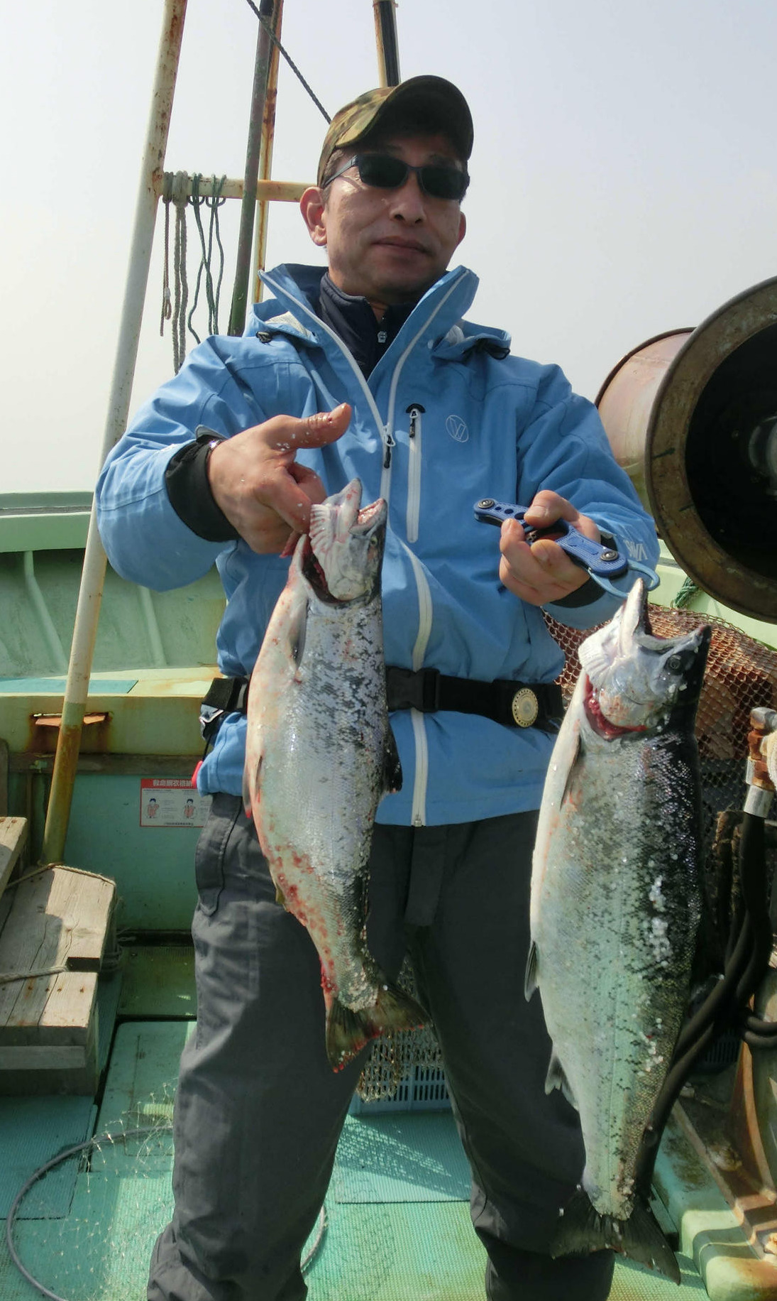 川白沖で良型のサクラマスを釣り上げた札幌市の笹森一哉さん