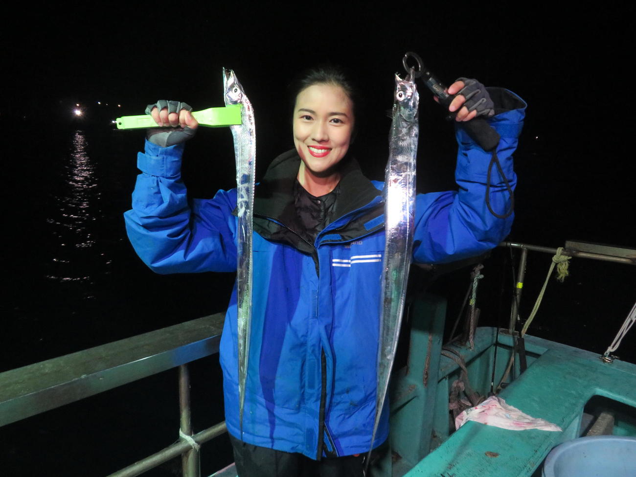 人生初の夜釣り＆ジギングで見事本命タチウオをゲットした出光仁美（撮影・川田和博）