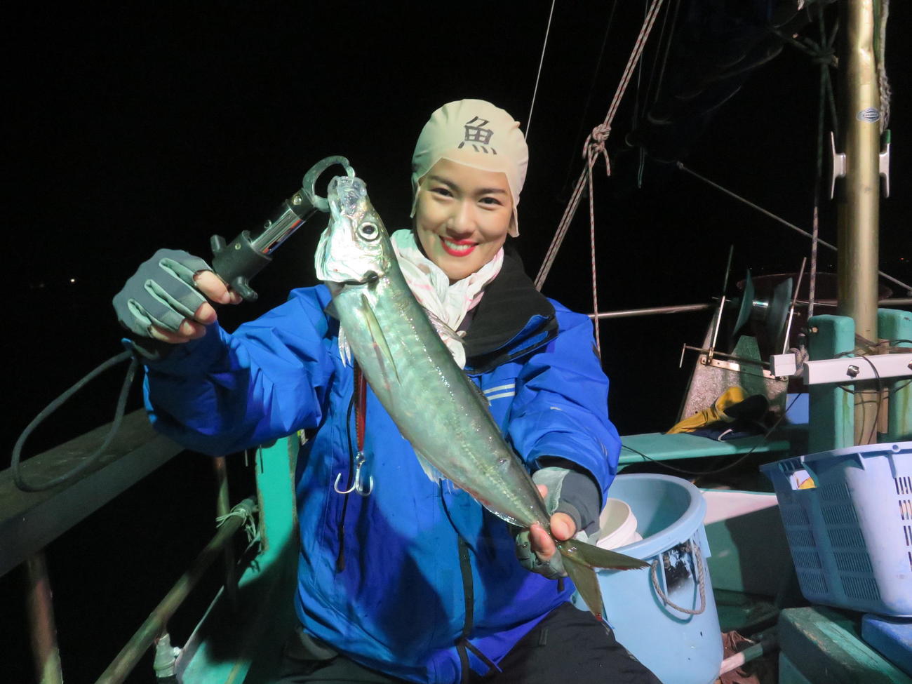 気合のハゲヅラで挑み、無事をアジを釣り上げて“ボウズ”から卒業！