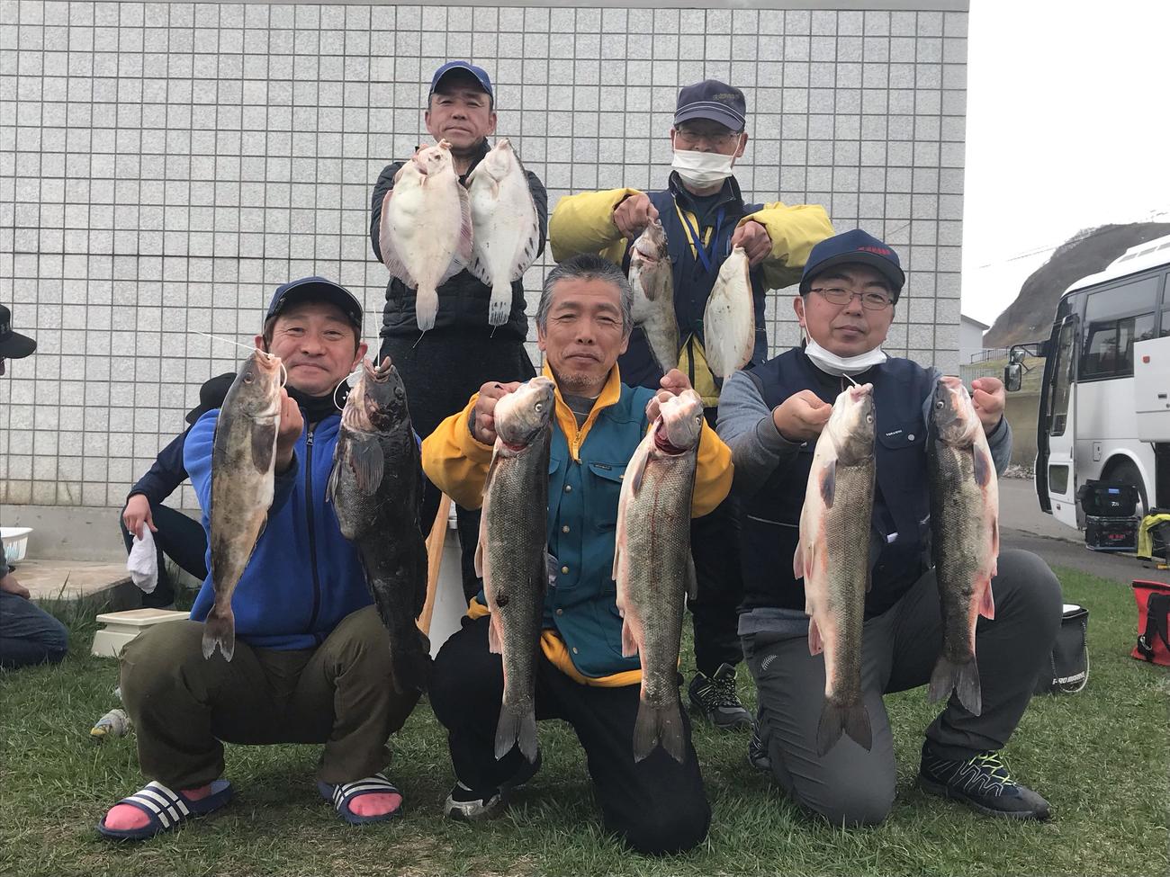 アカハラ、ホッケ、カレイを手にする上位入賞者。前列左から福原さん、土本さん、碓井さん、後列左から梶さん、大杉さん