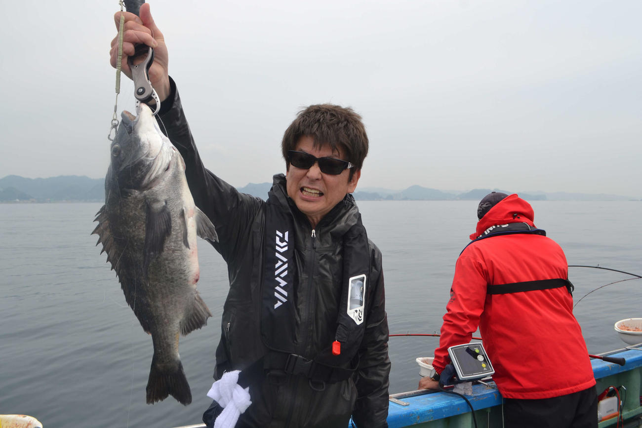 終了間際に48センチ、2キロのクロダイをゲットした哀川翔