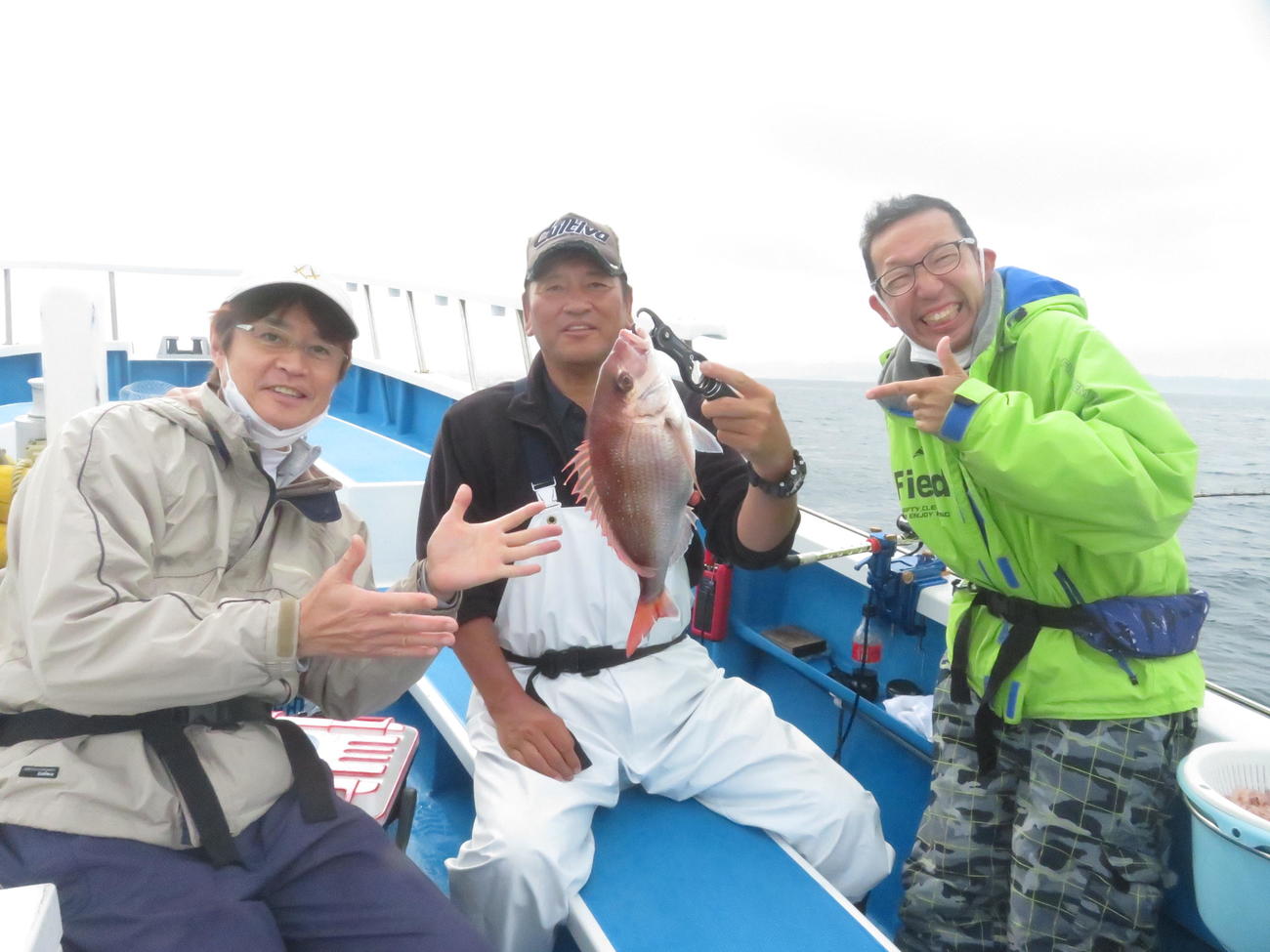 松本秀夫アナ（右）とのマダイ釣り対決で本命を釣り上げた大魔神（中央）とゲスト参加した野々村真（左）