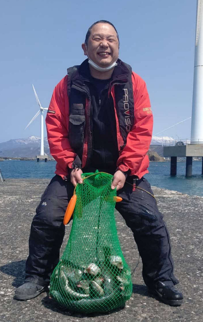 瀬棚港の東防波堤でホッケなど好釣果に喜ぶ藤本リポーター