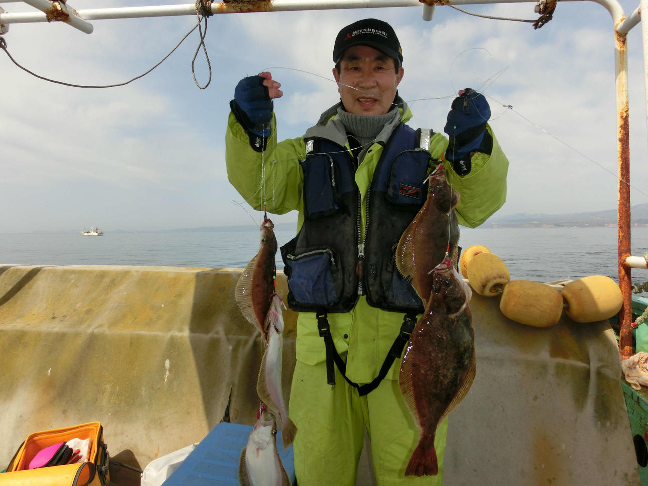 登別沖で良型のソウハチを釣り上げる札幌市の加藤敏之さん