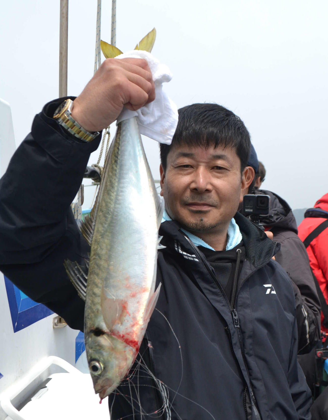 野村さん、52センチの特大金アジを釣り上げた