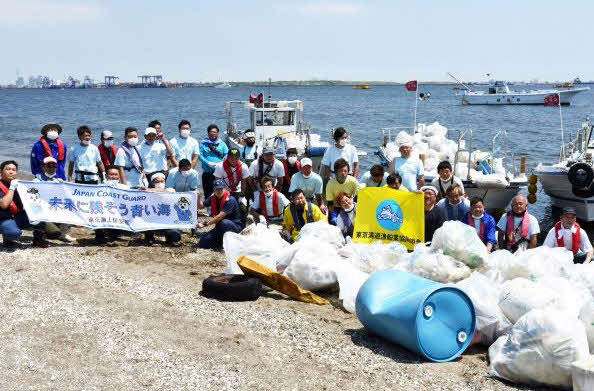 羽田空港東側の海岸で清掃活動を行った東京湾遊漁船業協同組合の組合員