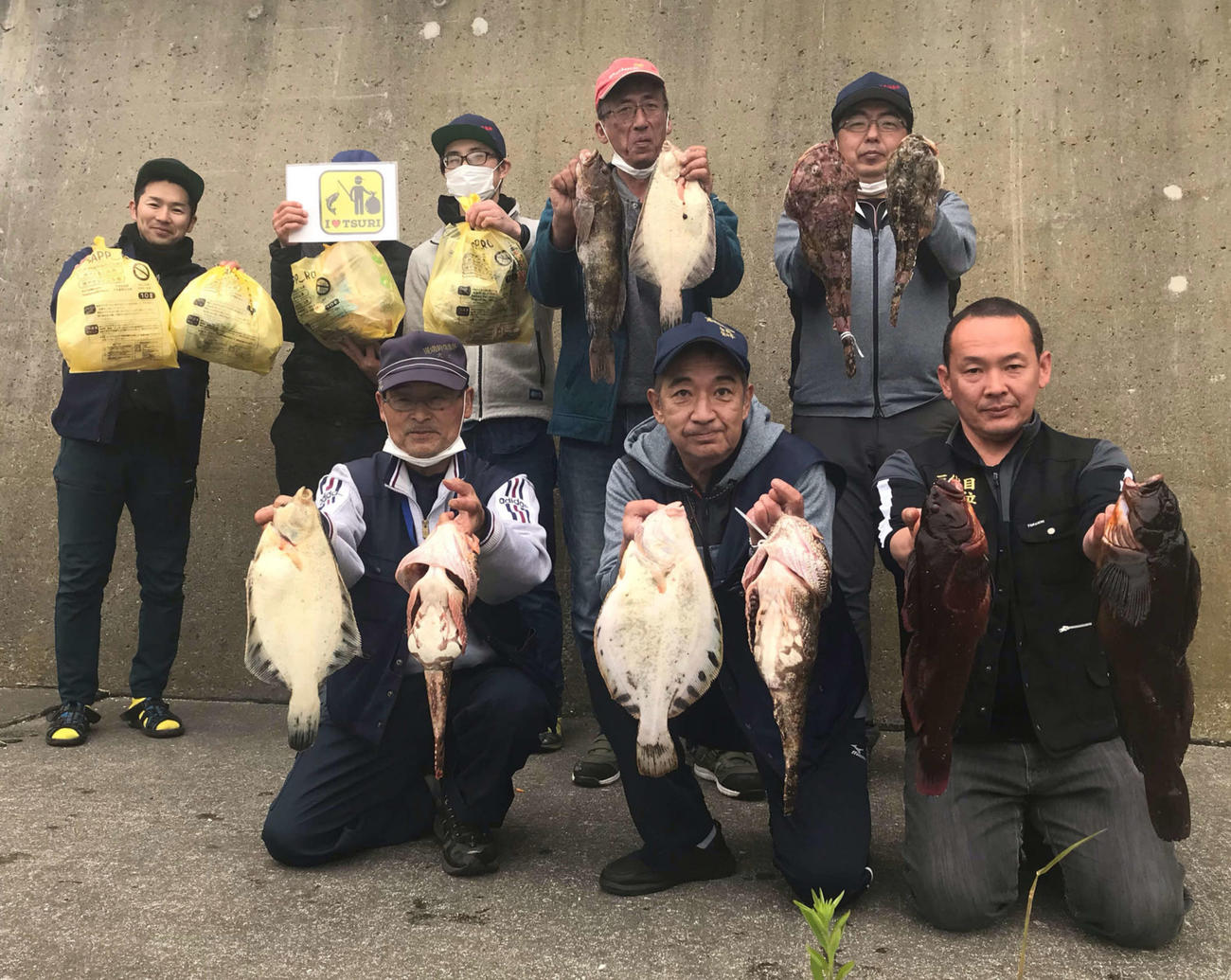 優勝しタカノハとカジカを手にする佐々木さん（前列中央）。前列左が3位大杉さん、同右が2位白勢さん、後列右から2人目が4位太田さん、同右が5位碓井さん