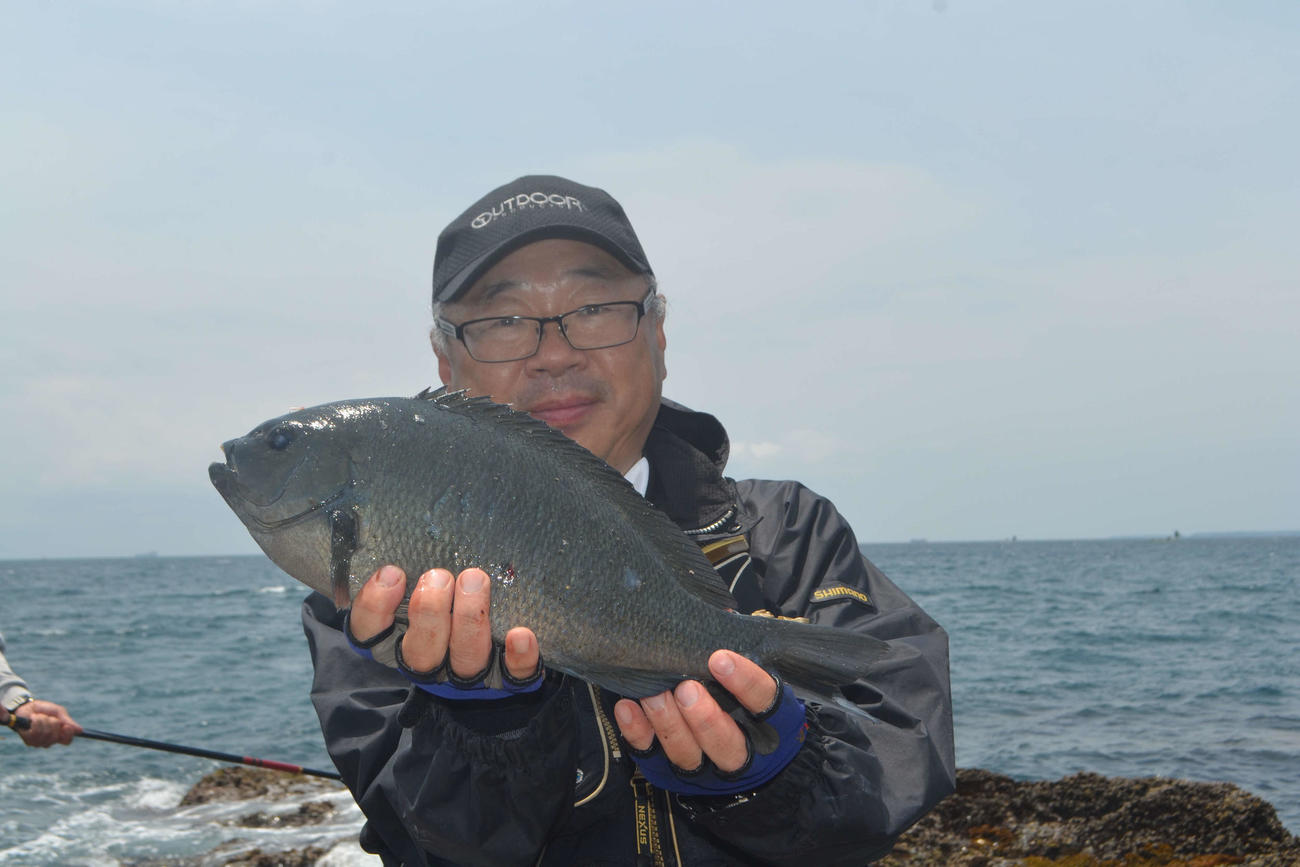 40・3センチのメジナを平島で釣って優勝した羽島桂太郎さん