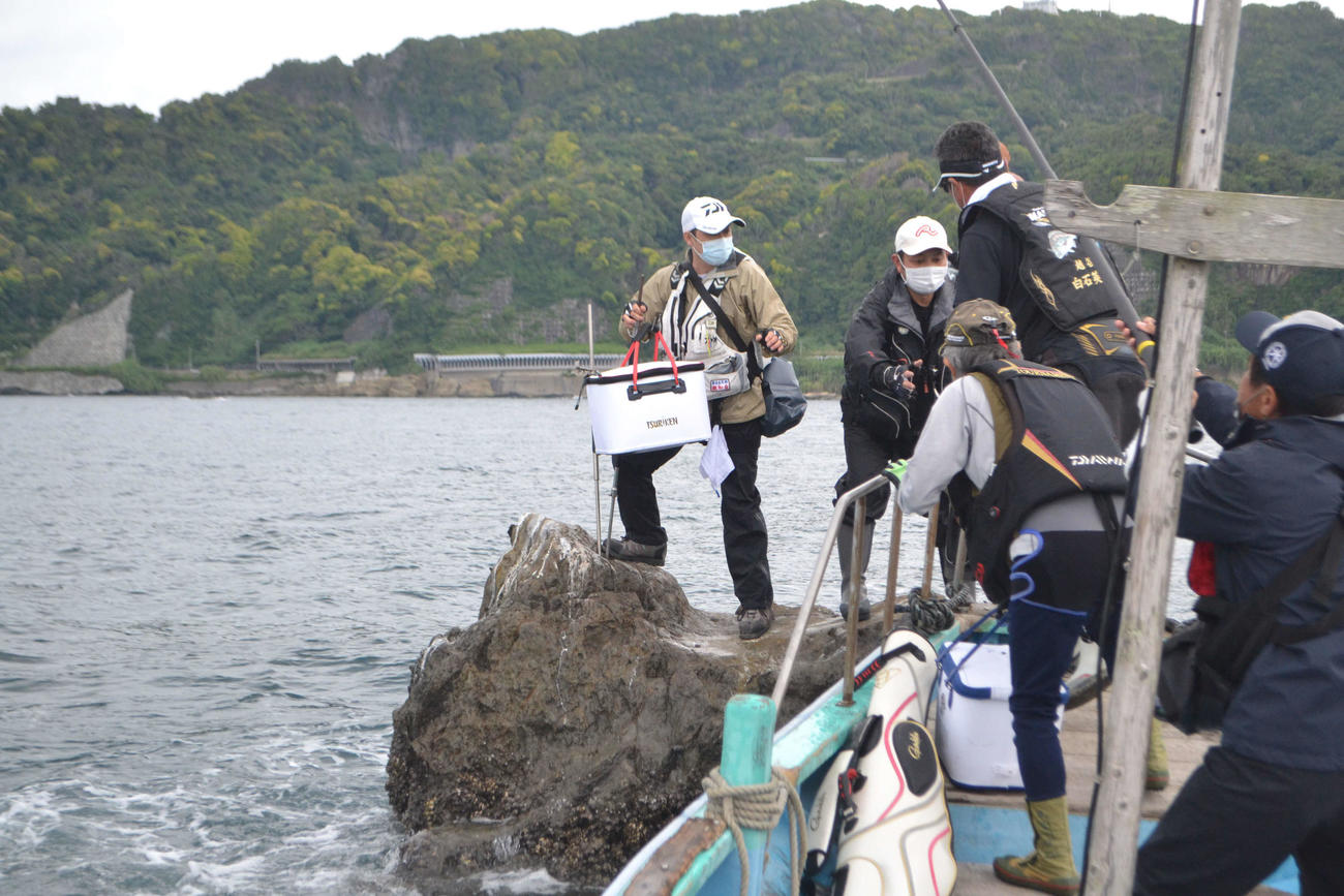瀬に渡った人の荷物を船内から順番に渡すのが沖磯渡船のルール