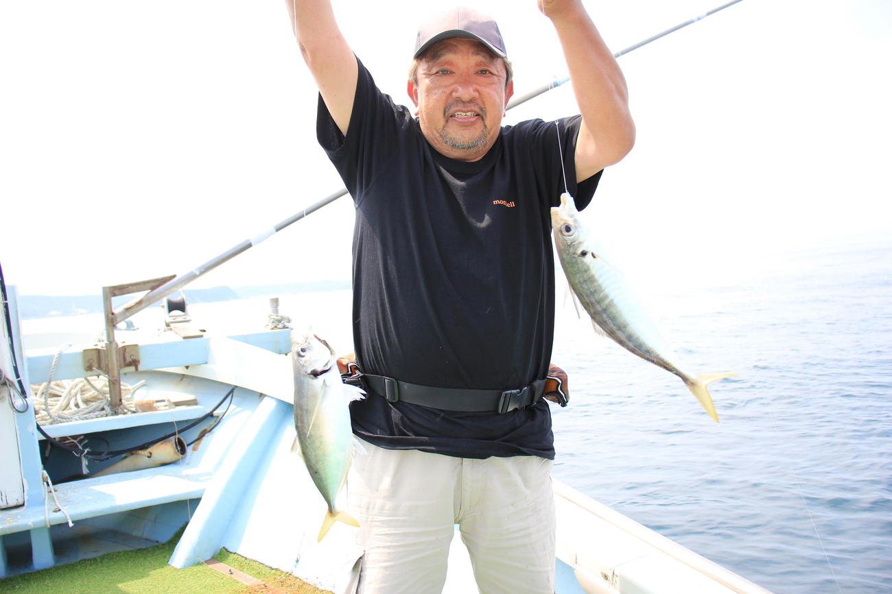 良型の平アジを連で食わせた松井さん