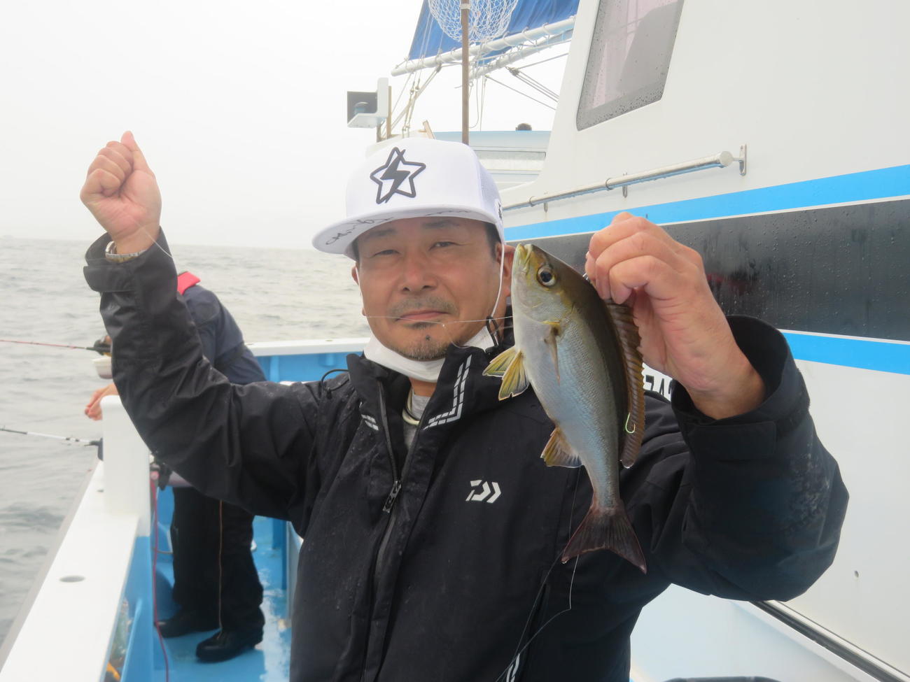 良型イサキを披露する野村哲也さん