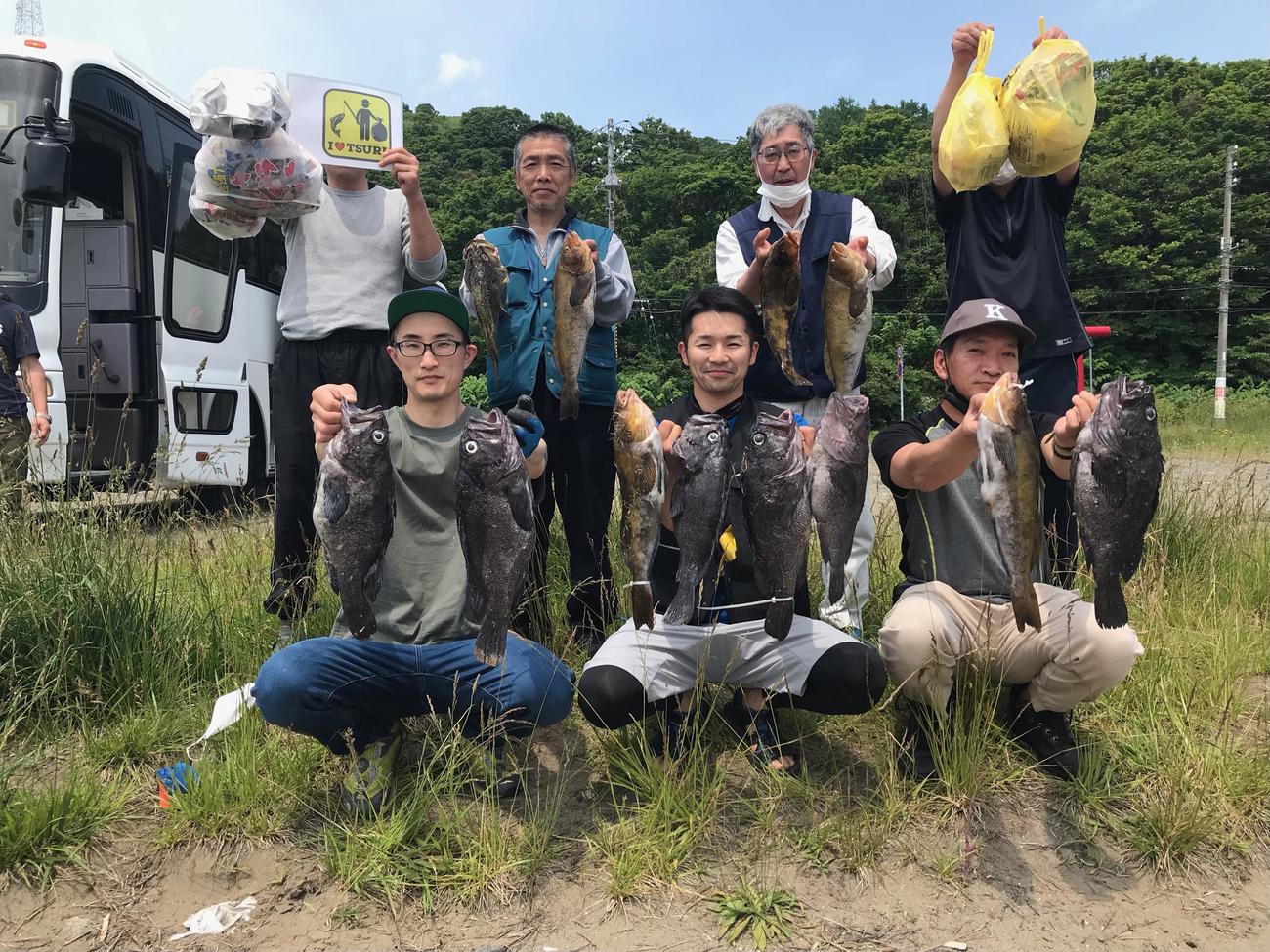 良型のソイとアブラコを手にする上位入賞者。前列左から石川さん、大杉さん、竹園さん、後列左から2人目が土本さん、同3人目が高橋さん