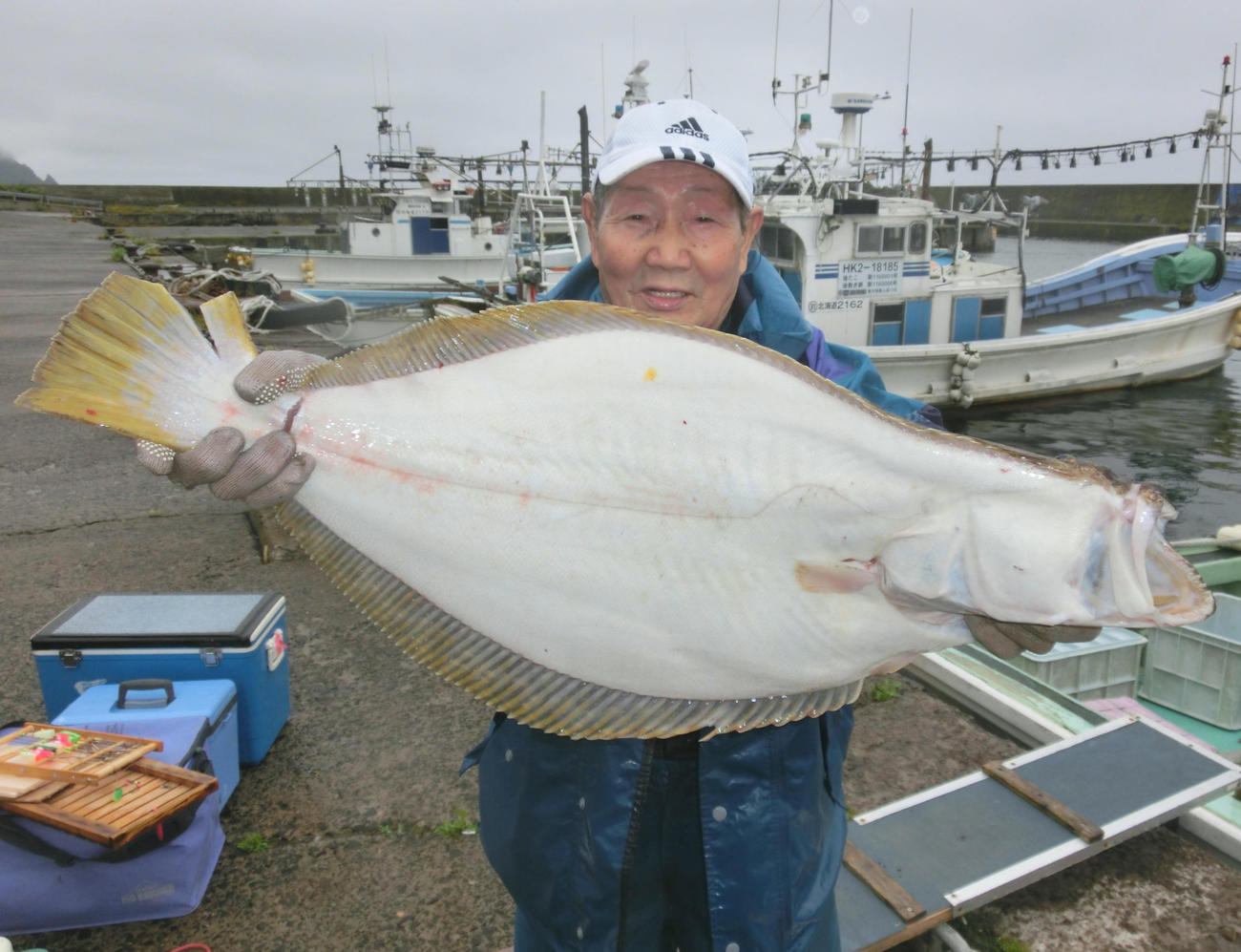 73センチの大物ヒラメを釣った札幌の本間さん