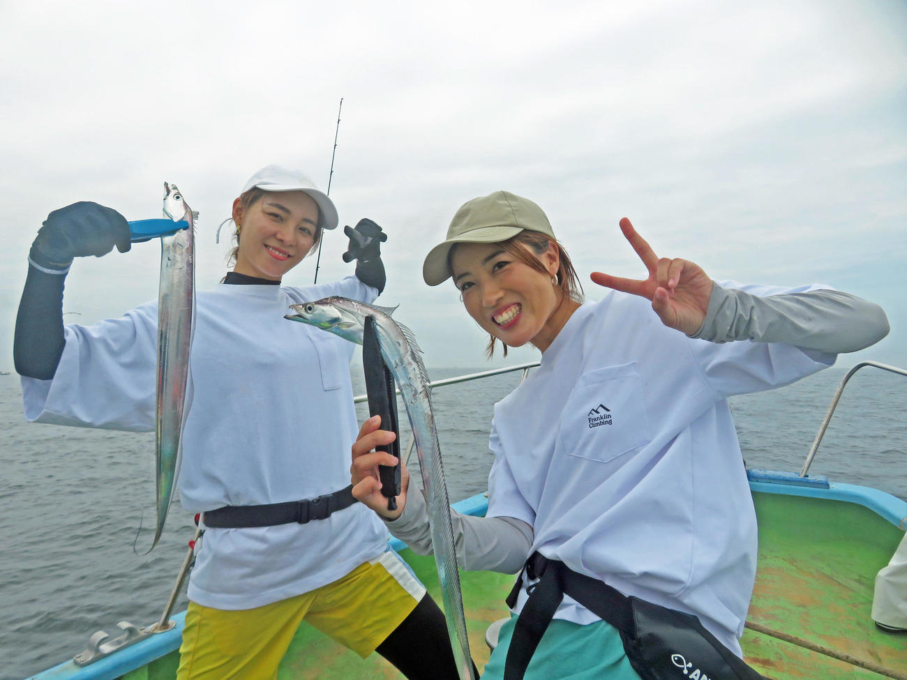 ルアータチウオ初挑戦の利水つばさ（左）と先生役のおかまり。無事本命ゲットに思わずピース（撮影・川田和博）