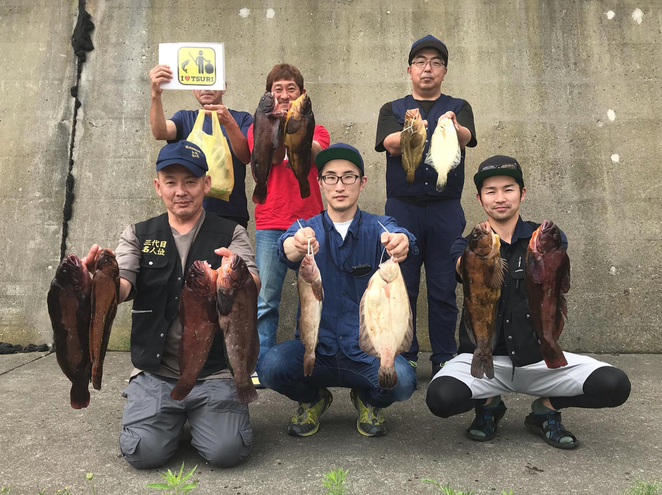 北海道遊釣倶楽部大会の上位入賞メンバー。前列左から白勢さん、石川さん、大杉さん、後列中央が福原さん、右が碓井さん