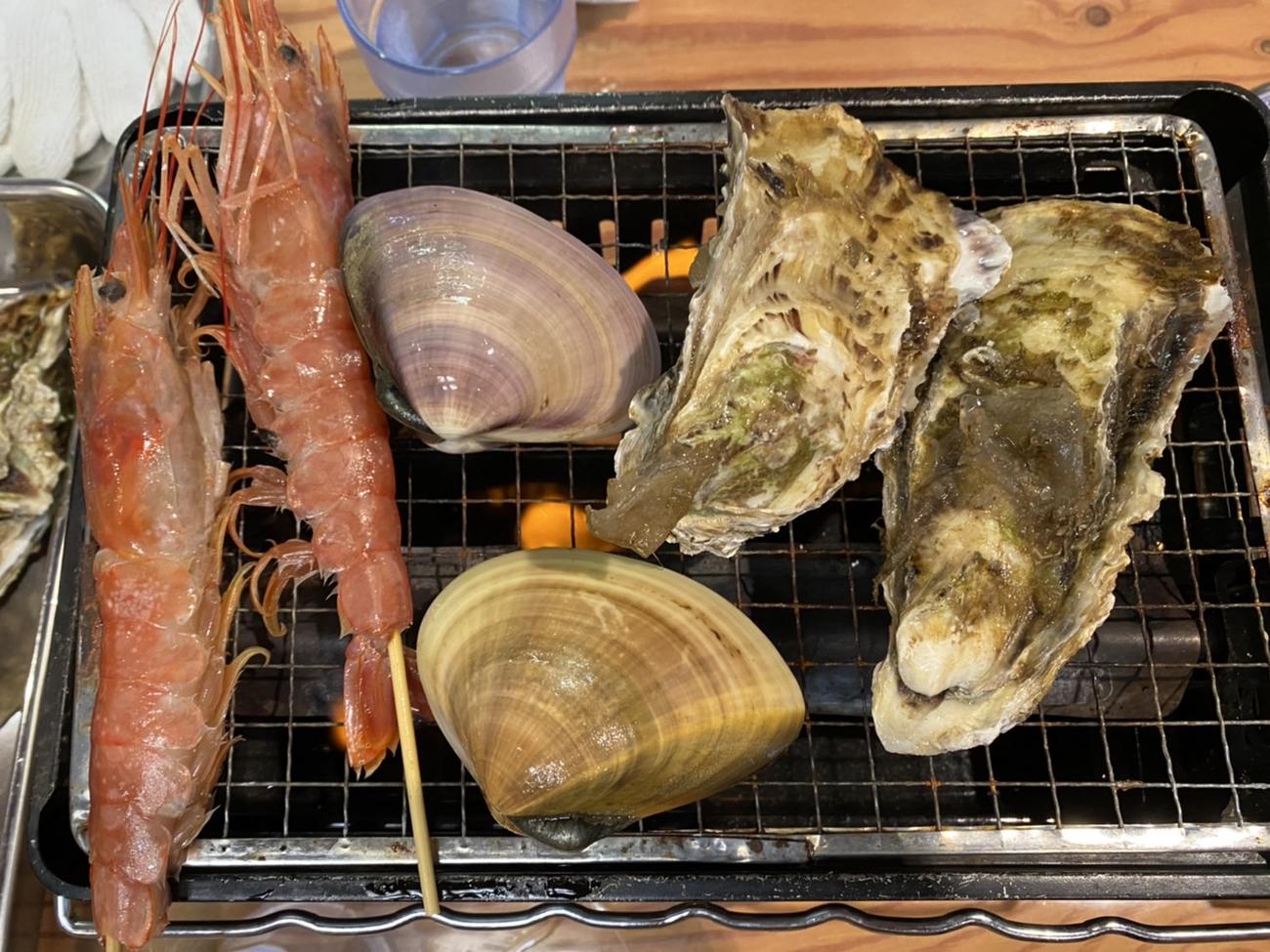 ハマグリ、岩ガキ、エビの浜焼き