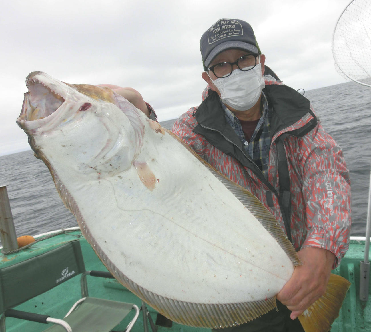 小樽沖で超特大ヒラメを釣り上げた札幌市の高橋さん