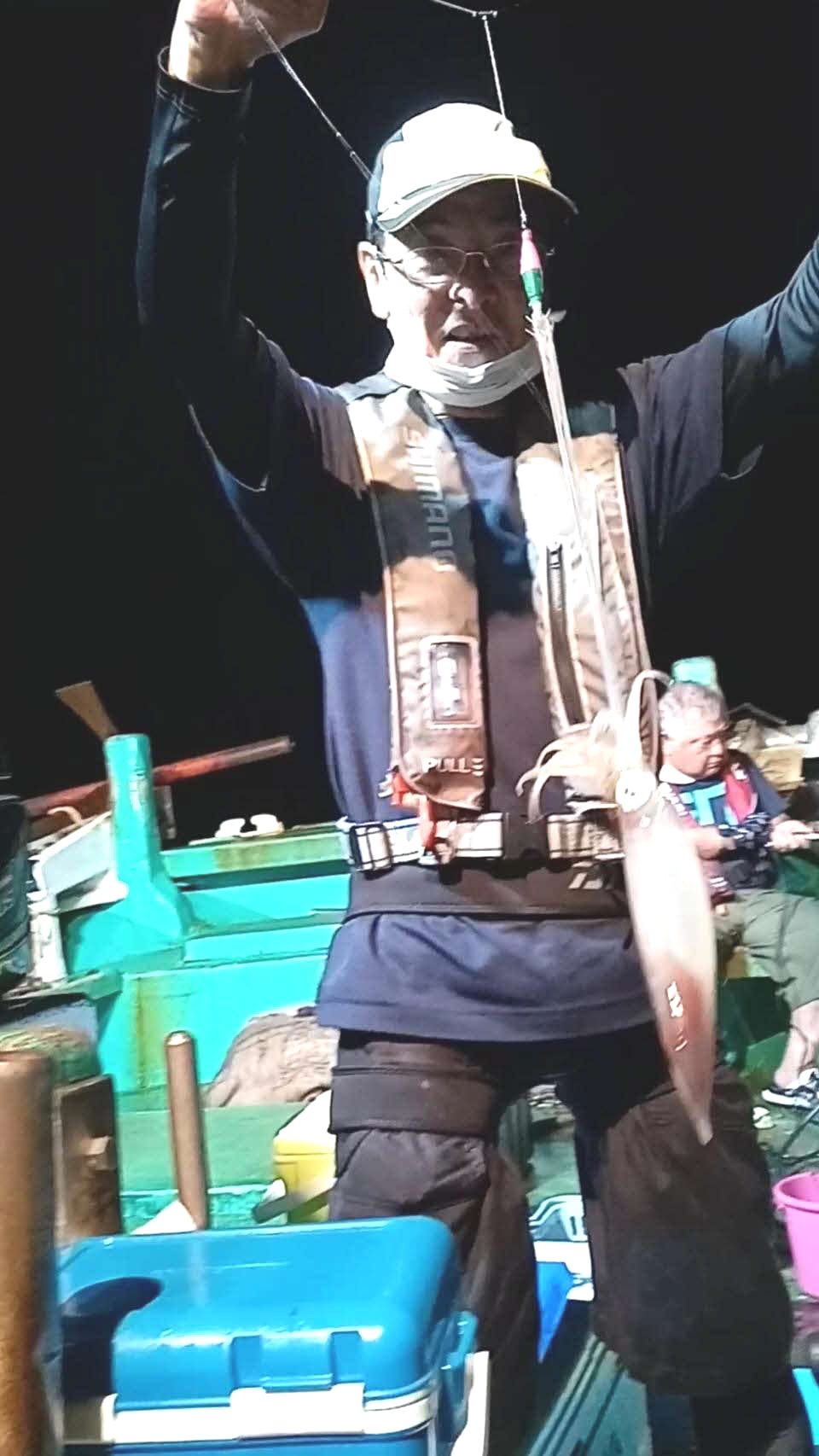 アカイカを次々に掛けていく丹後さん