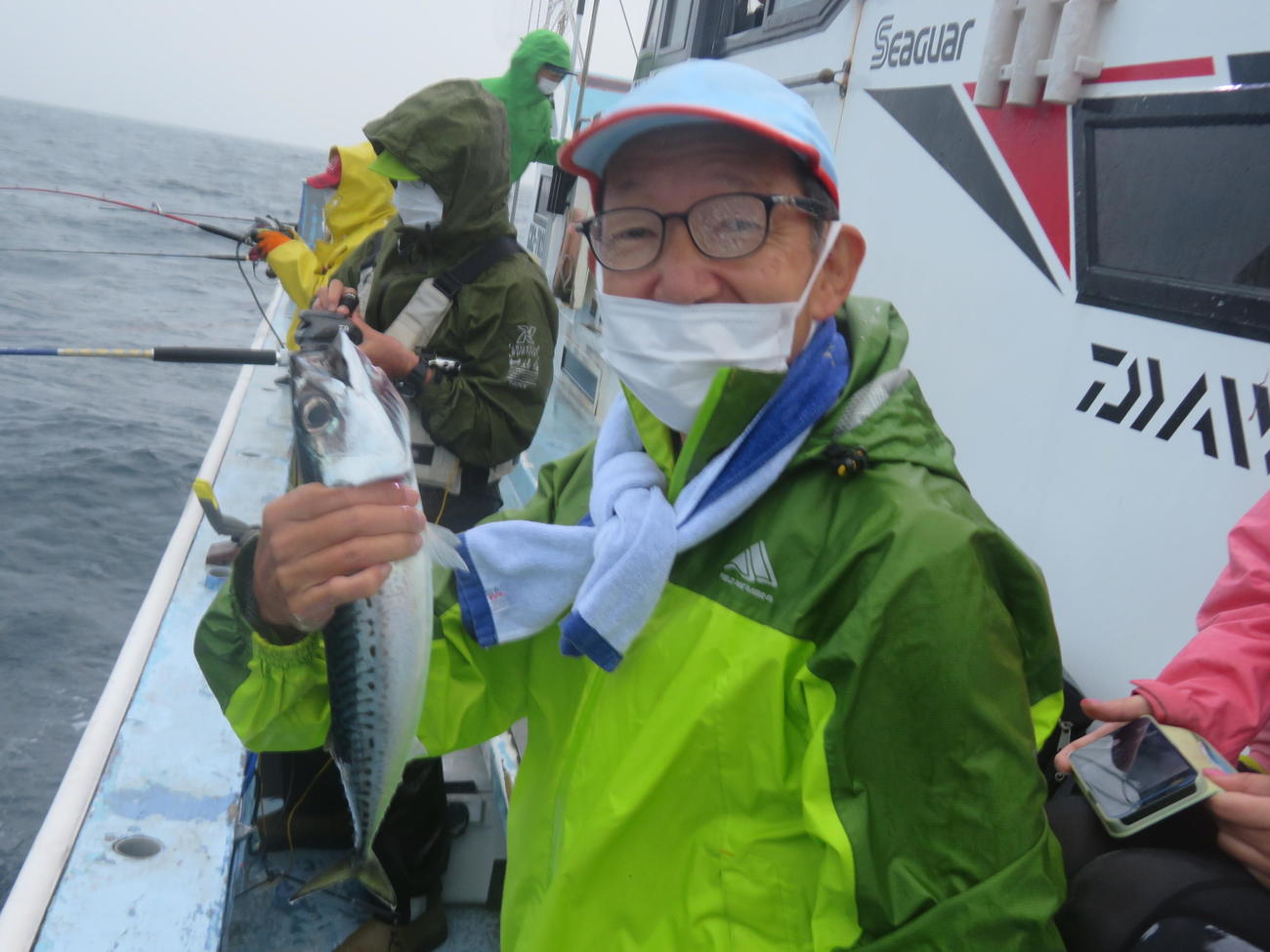 今年は無事餌のサバを確保にニッコリ