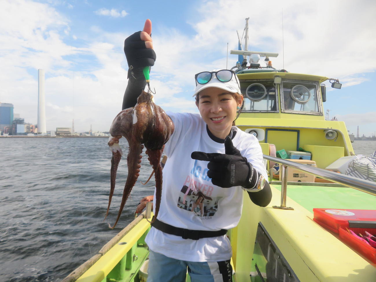 人生2度目の餌木マダコ釣りに挑んだ利水つばさ。見事船中第1号で800グラムをゲット!!