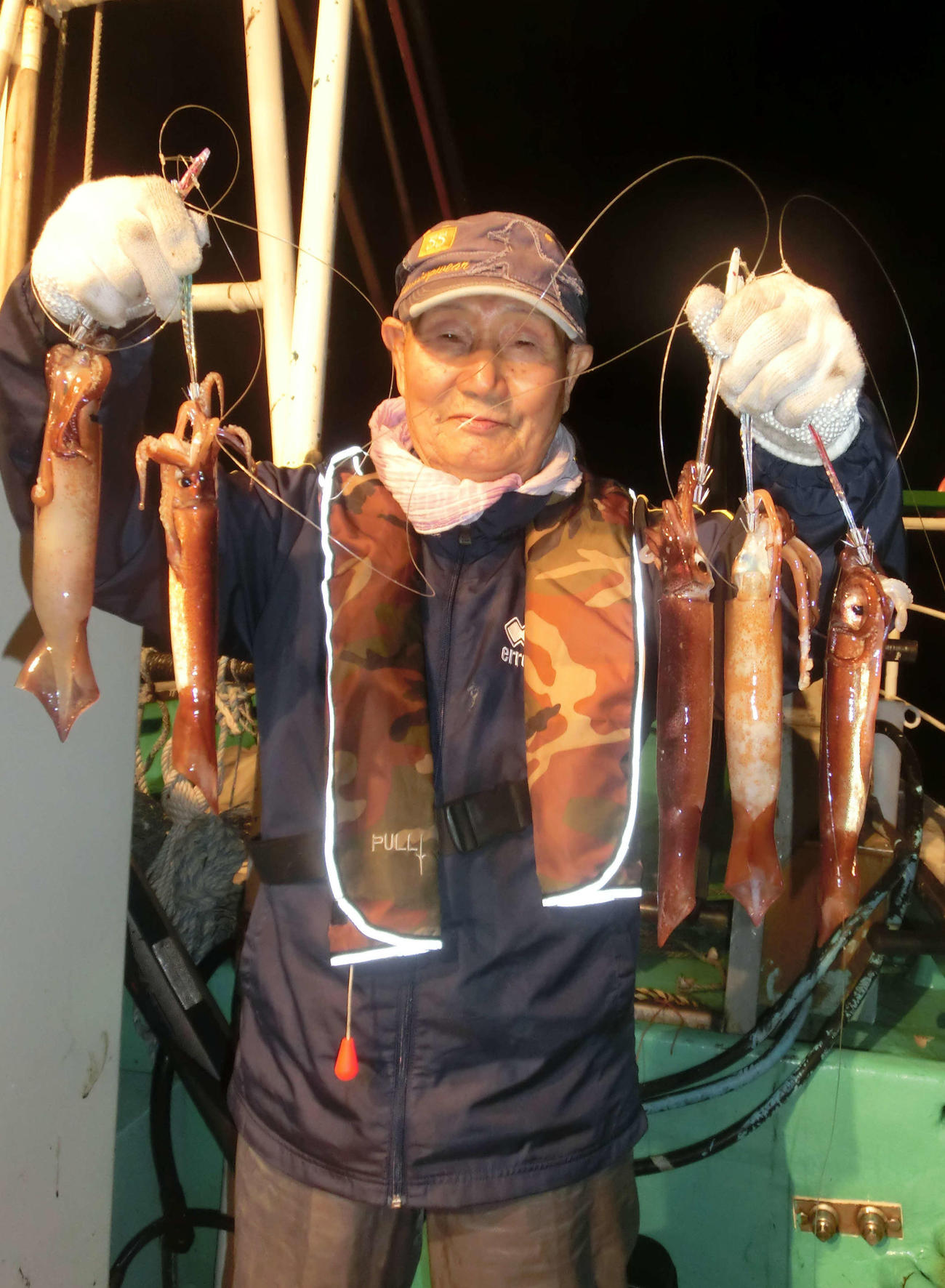 幌武意沖で良型のマイカを釣り上げた札幌市の本間実さん