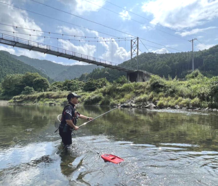 引き泳がせで瀬肩の鏡を狙う筆者