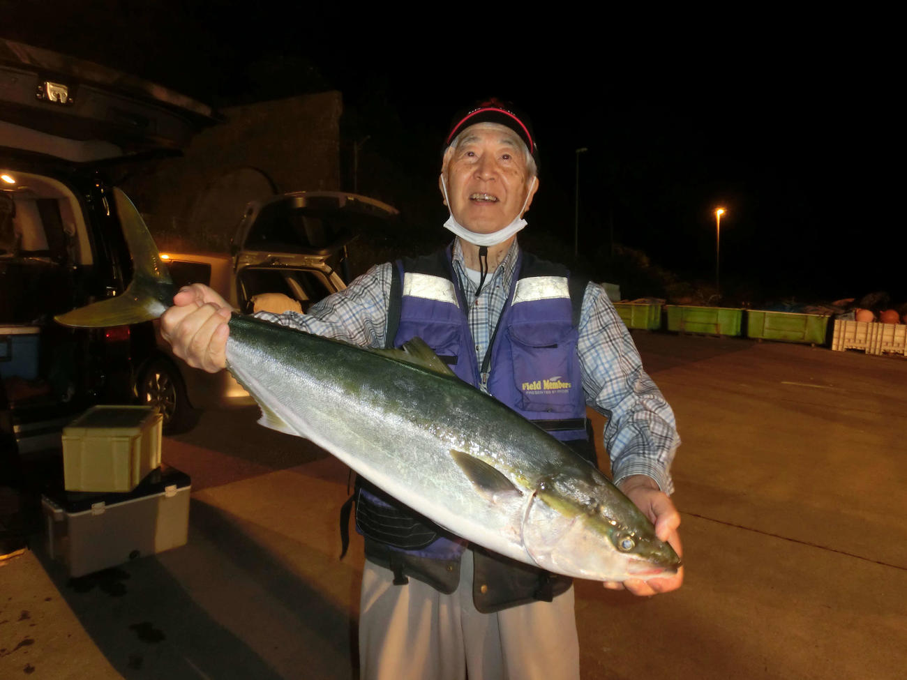 余別沖でこの日一番となった6キロのブリを釣り上げた札幌市の林昭男さん