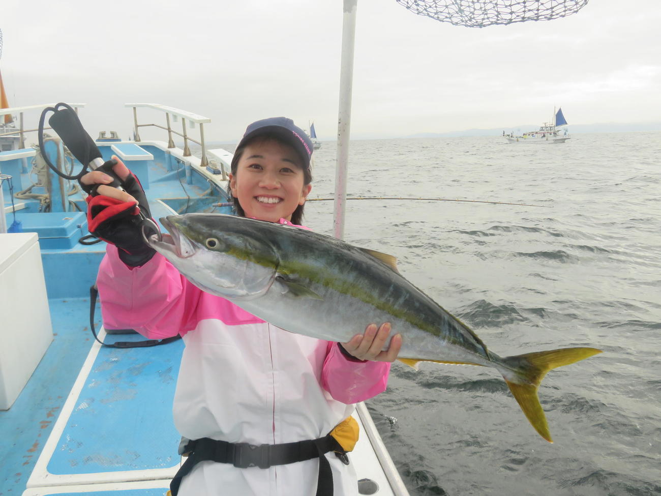 時合いは逃したが、4キロのワラサゲットにほほ笑む太田唯