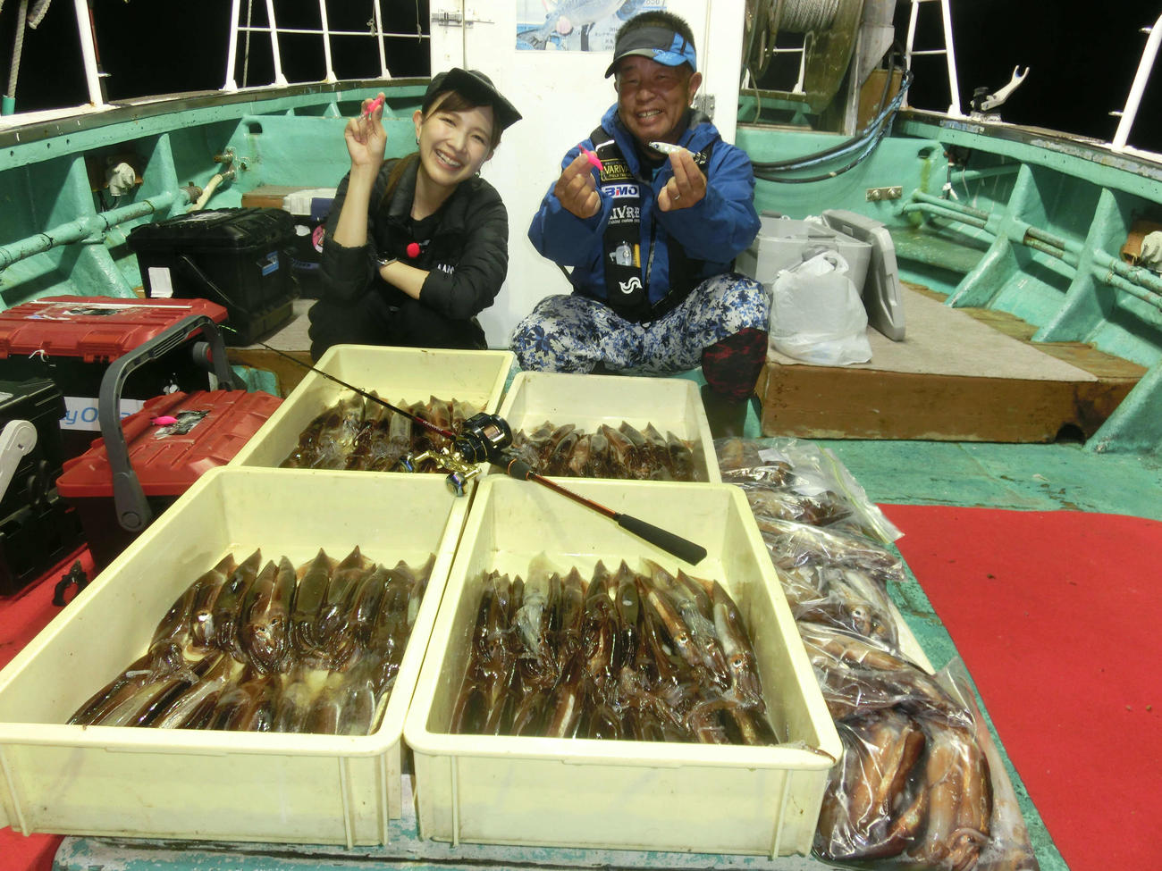 好釣果だった「釣りビジョン」スタッフの左から吉村唯さんと太田武志さん