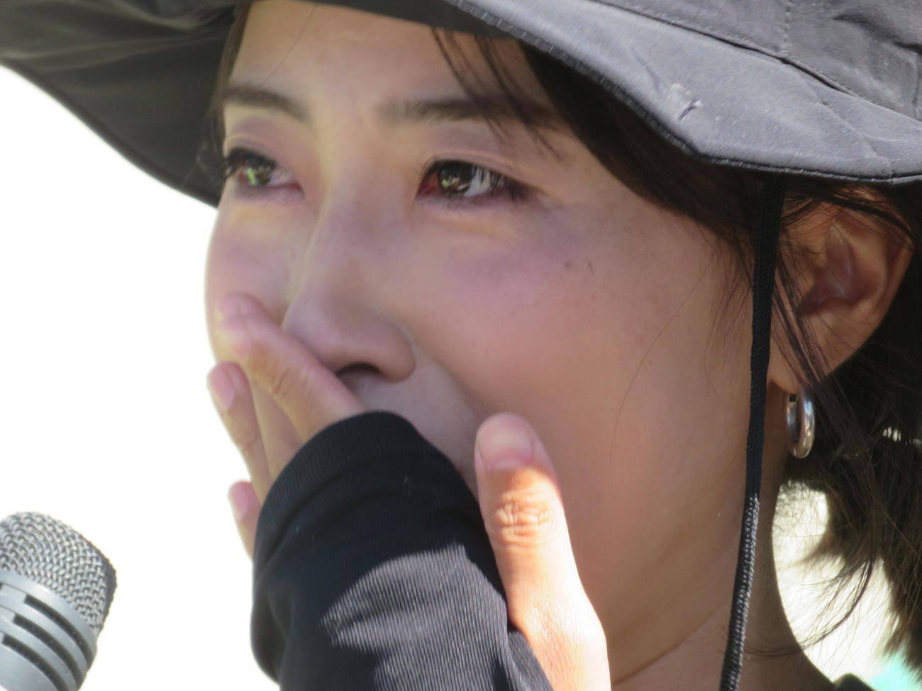 片桐さんの言葉に感極まって涙ぐむおかまり