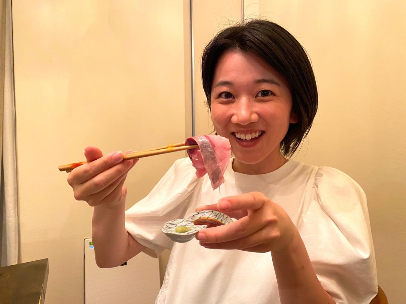 刺し身でワラサを堪能するリーダー