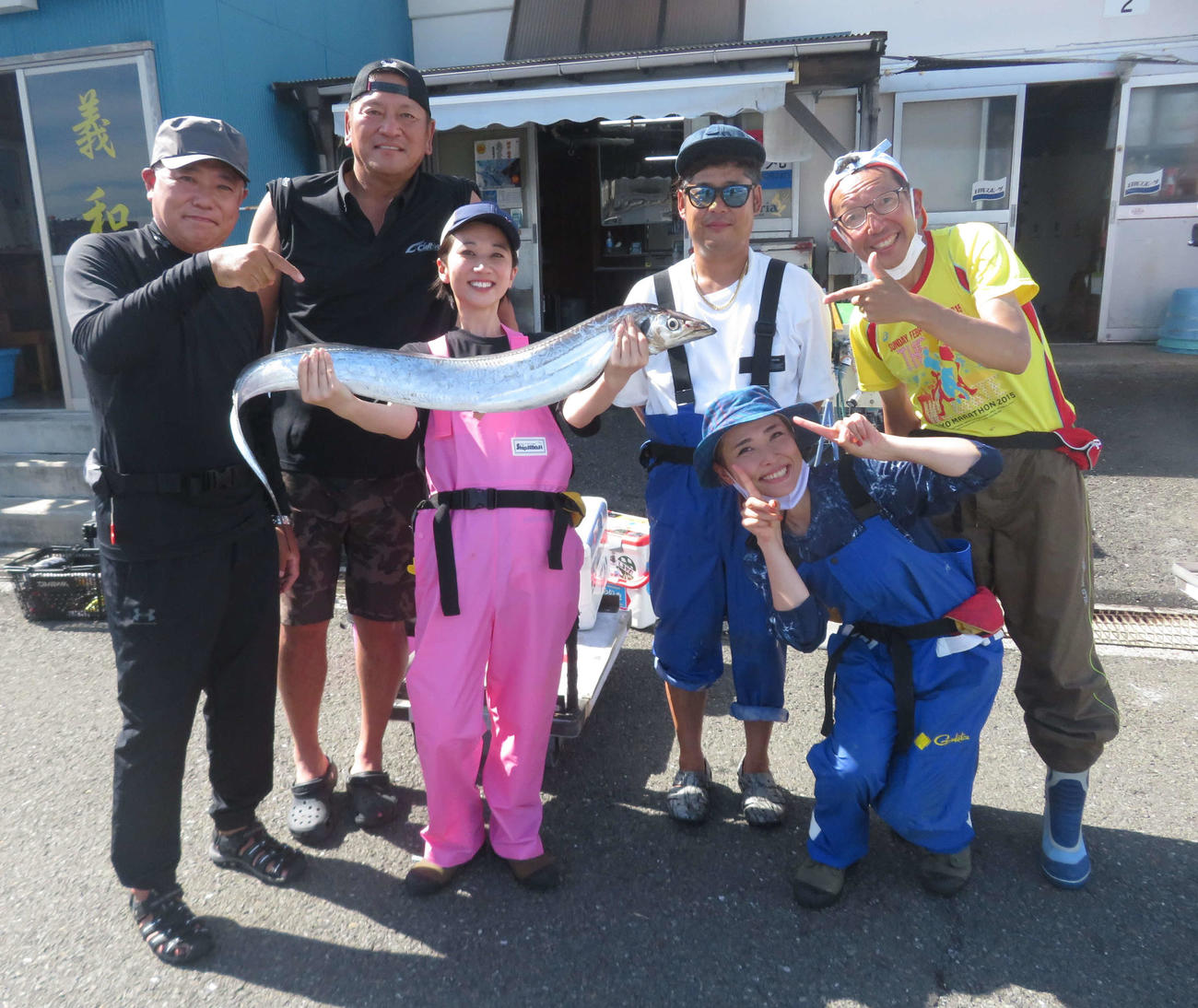 大魔神VS松本アナの釣り対決16弾はニッカン＆サンスポのチーム戦で開催（左から川田和博記者、佐々木主浩氏、太田唯、渡辺太吾プロ、川目梢記者、松本秀夫アナ）