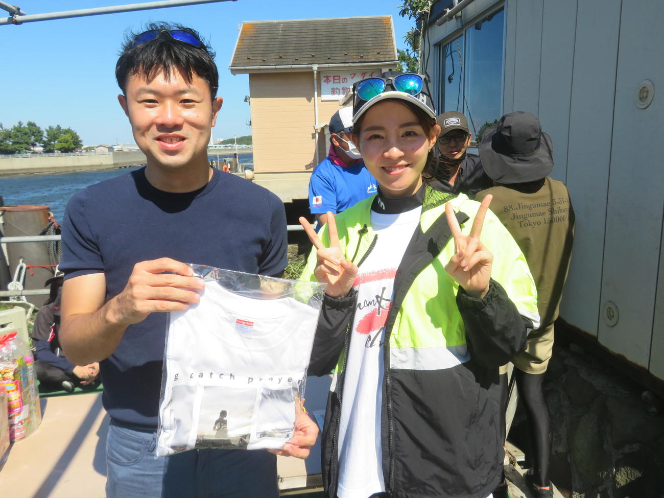 船酔いでダウンした伊作将希さん（左）に利水賞を贈ったつーちゃん
