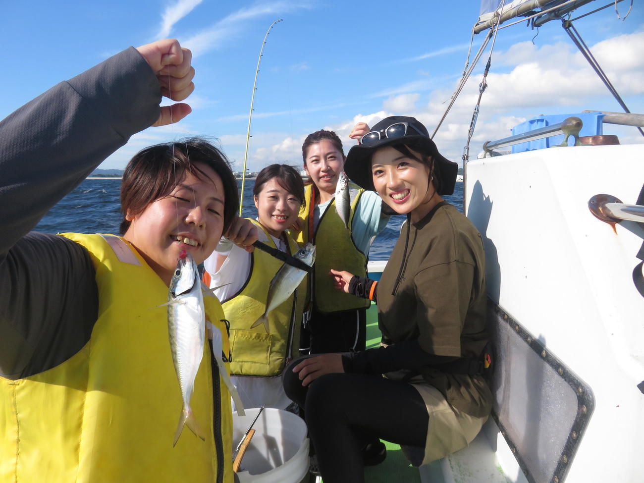 おかまり（右）指導の下、良型のアジを釣り上げた左から向井絵美さん、片桐実優さん、黒川麻依さん