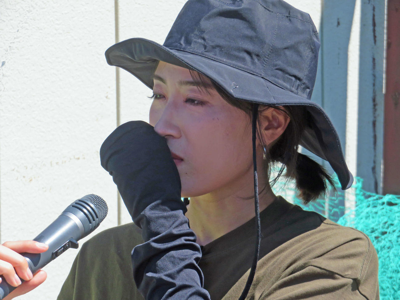 ファンの温かい声に思わず涙するおかまり
