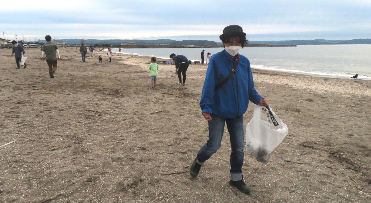 「来たときよりきれいにして返そう」。釣りイベント終了後、海岸清掃が行われた