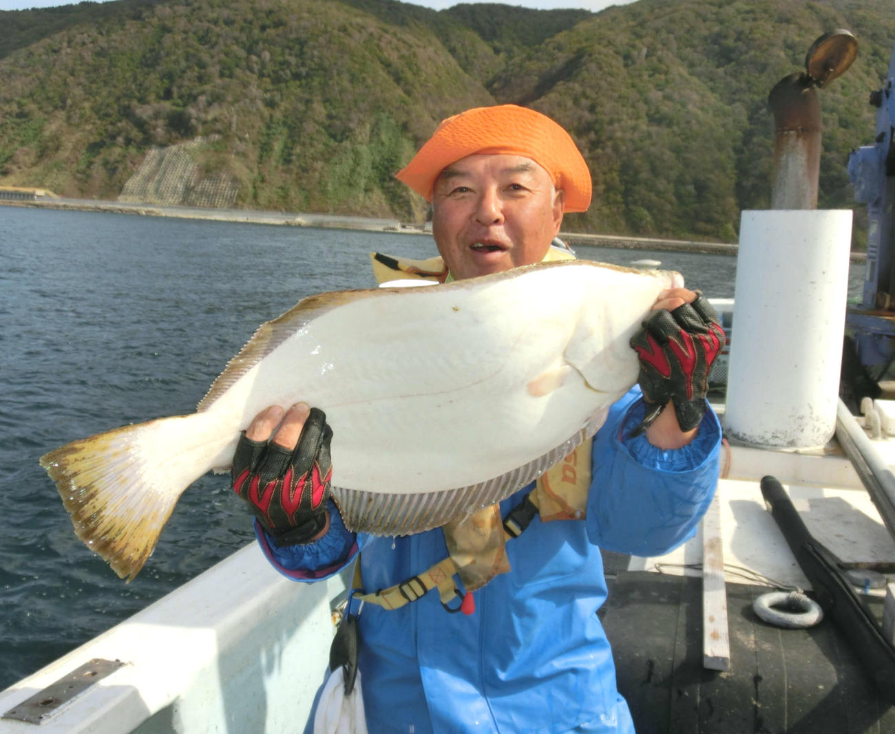 鵜泊沖で良型ヒラメを釣り上げた石狩市の両沢光輝さん