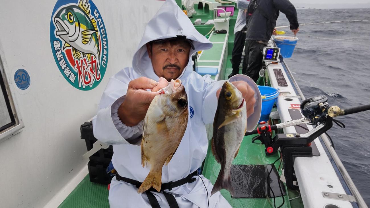 メイチダイ（左）＆イサキ、後にウメイロも上げた杉山さん