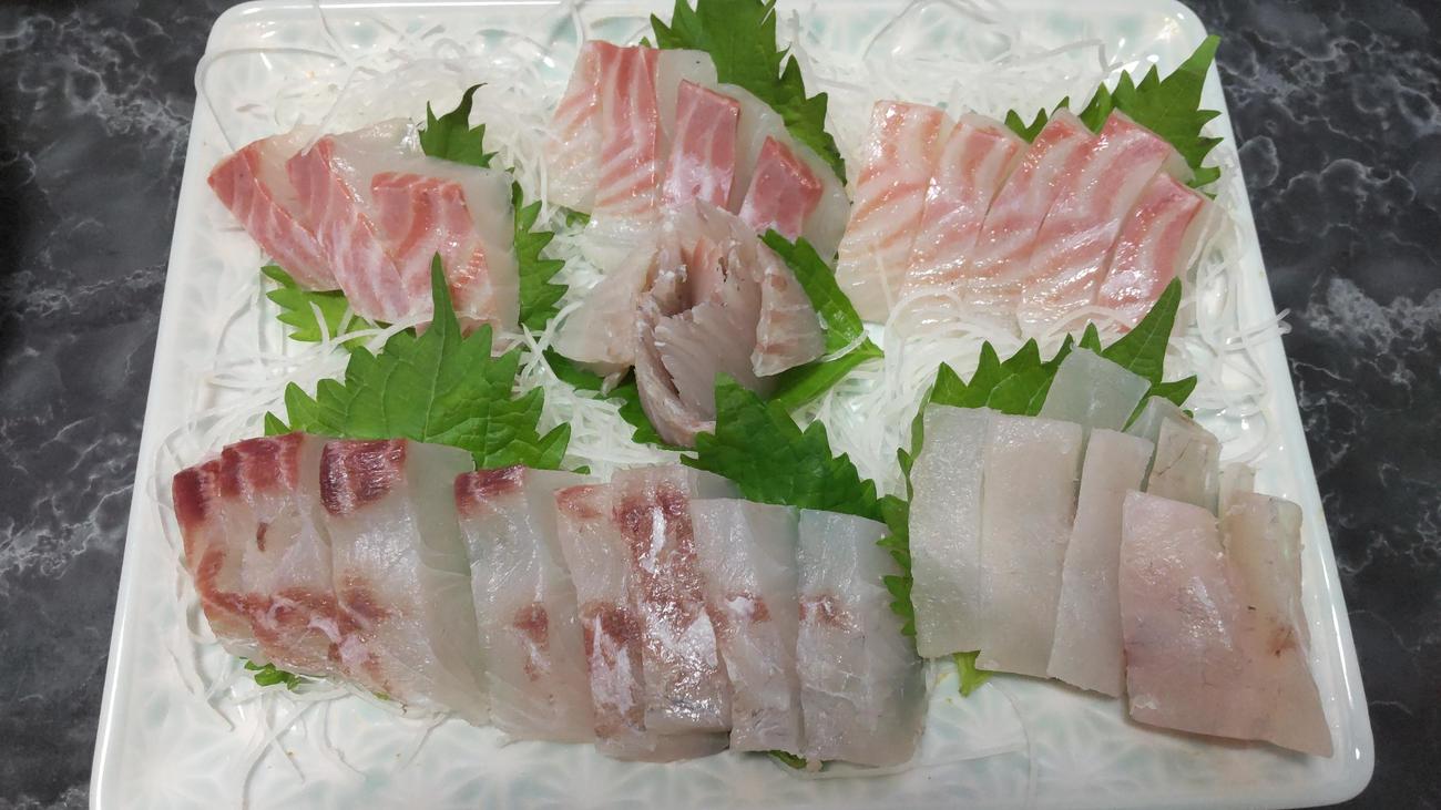 いただいたツバメウオ（下）とイシガキダイを刺し身で