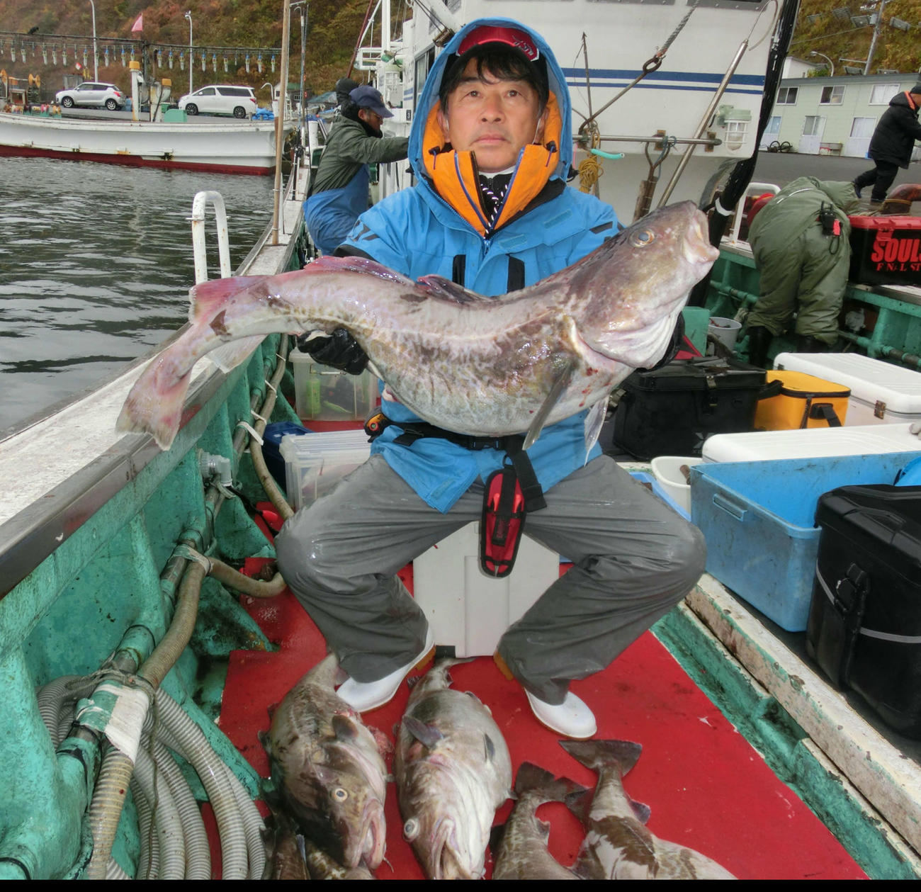 神威岬沖で大型マダラを釣り上げた新十津川町の阿部清さん