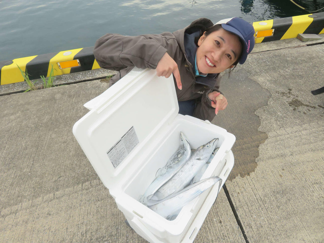 東京湾大タチウオダービーの入れ替えに挑戦したリーダー。入れ替えこそわずか20グラムだったが、13匹を釣り上げにっこり