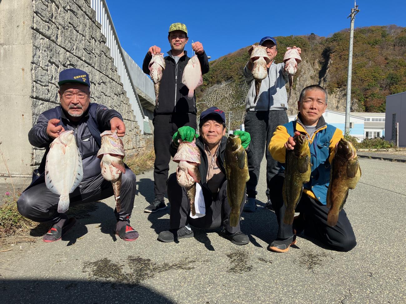 上位入賞者　前列左から2位佃さん、1位小玉さん、3位土本さん（右手で持つのが51センチアブラコ）、後列左から4位樫山さん、5位梶さん
