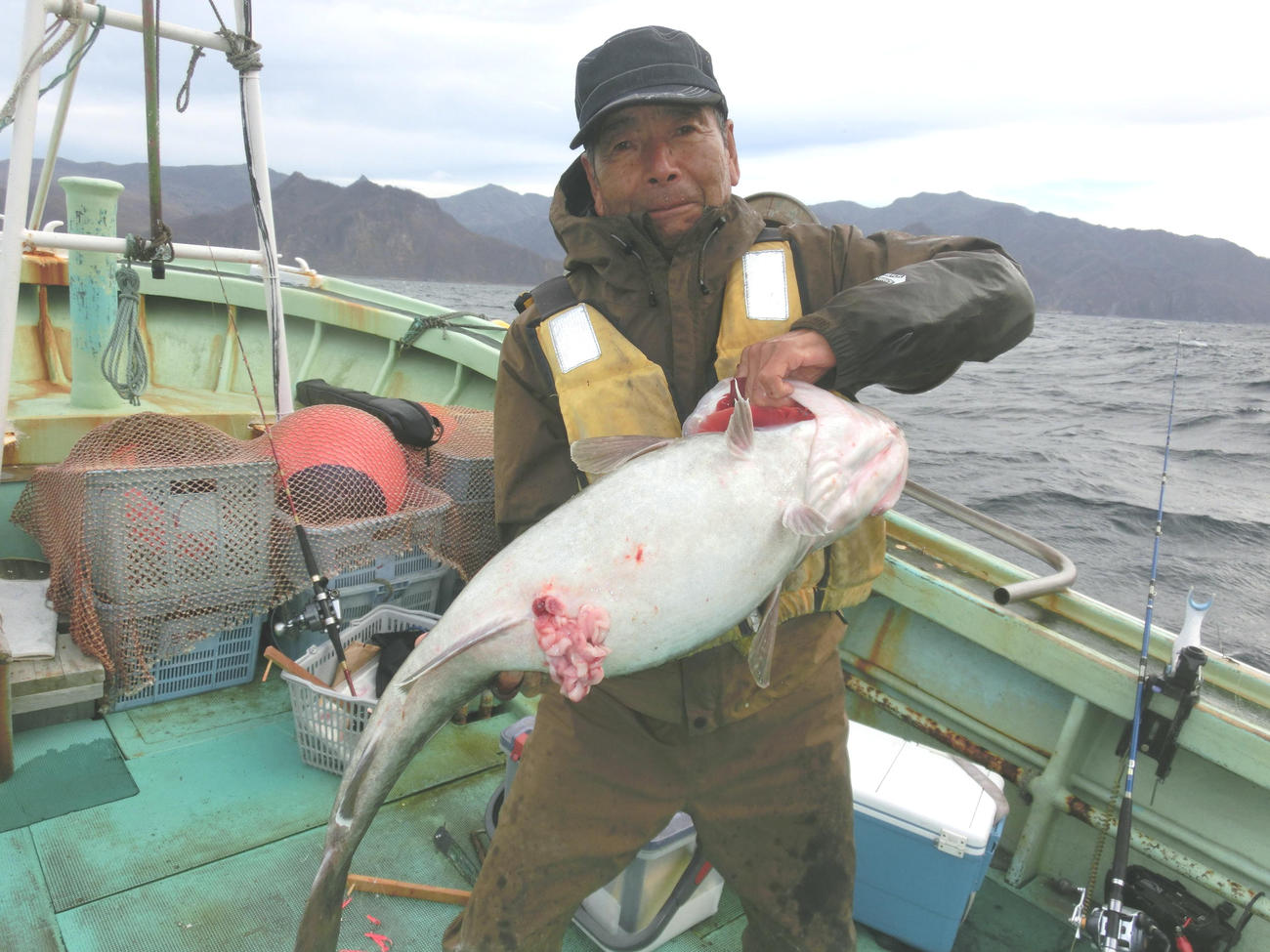 1メートルのマダラを抱え上げる恵庭市の菊地正司さん