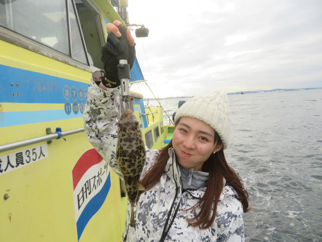 本命には会えずじまい。ゲストのアカメフグを釣り上げて頬を膨らませる利水つばさ