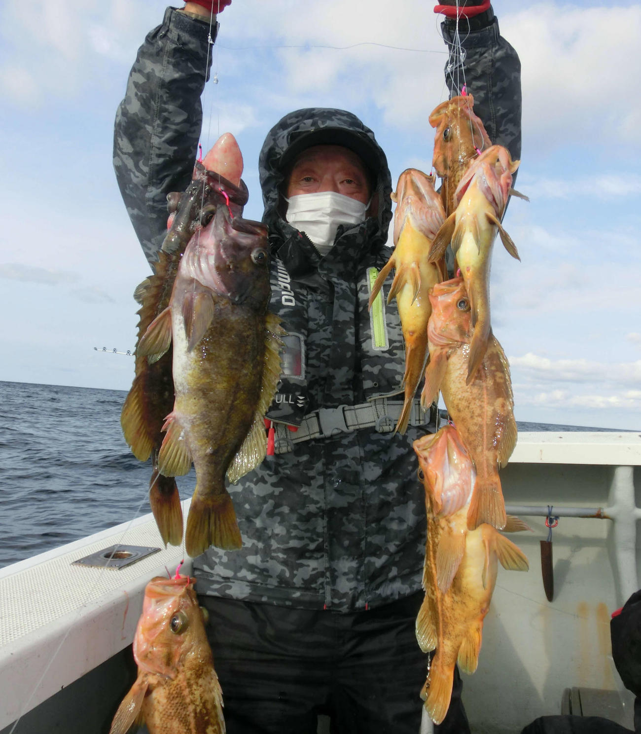 荻伏沖で良型のヤナギノマイ、アオソイを針数釣り上げた厚真町の畑田健さん